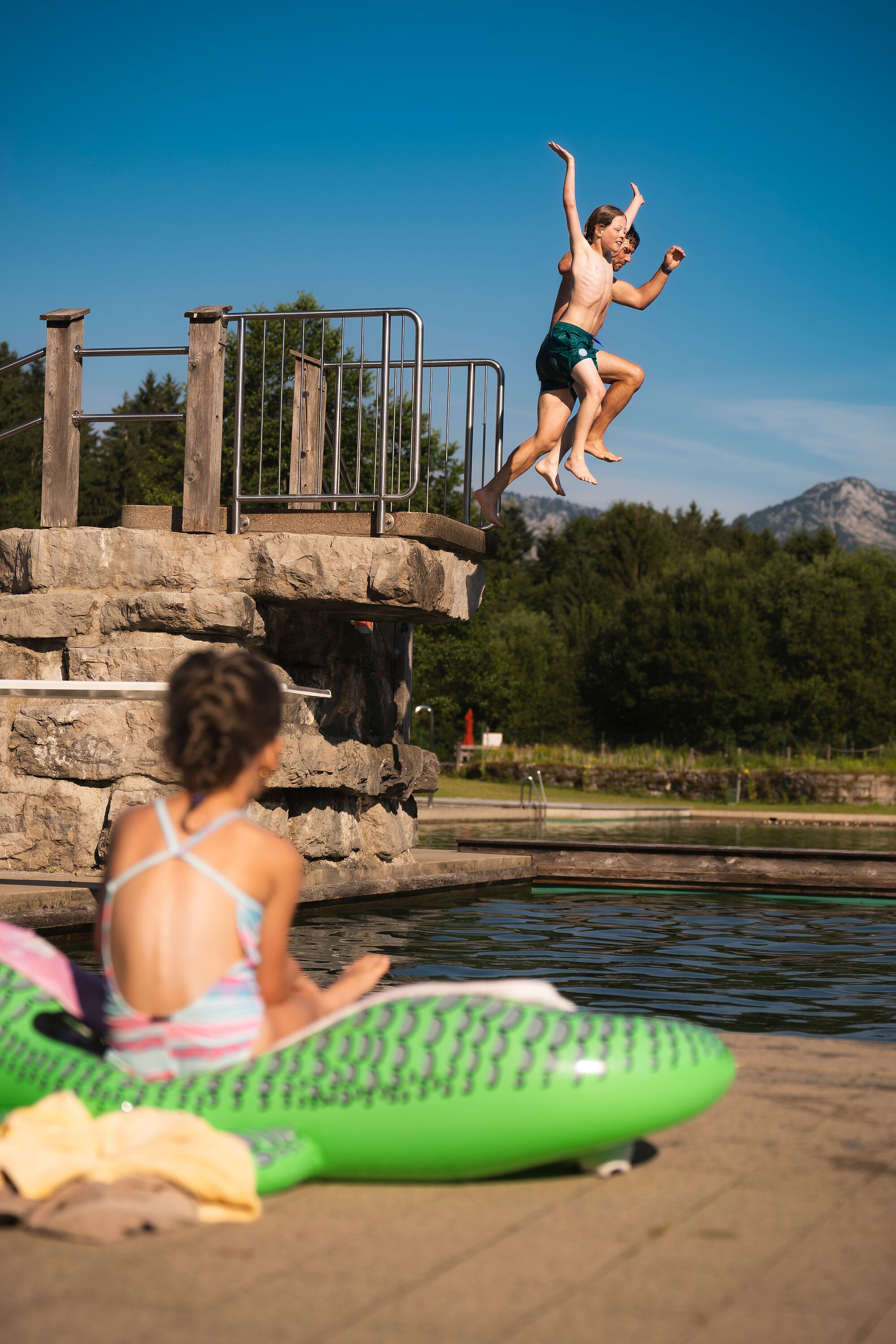 Der Sprungfelsen im Naturbad Aschauerweiher