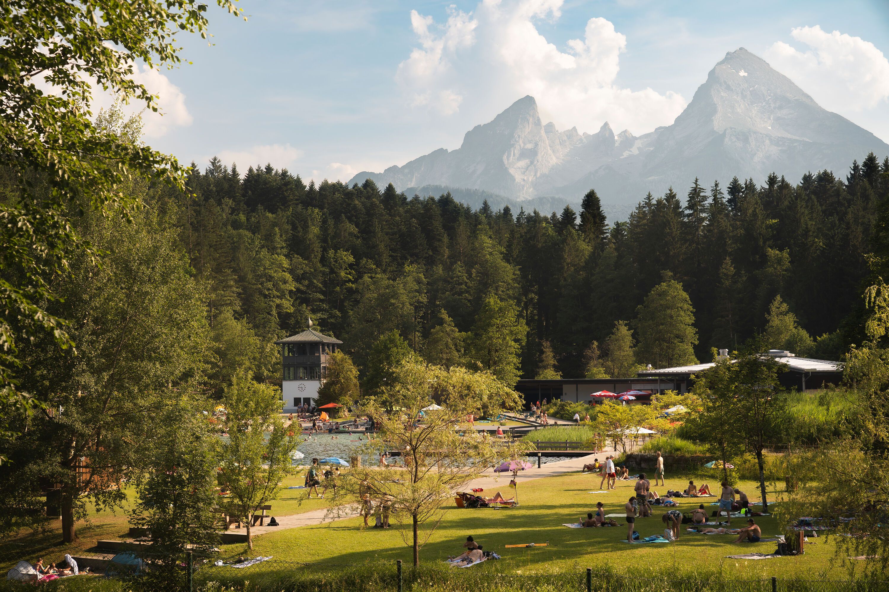 Naturbad Aschauerweiher vor dem Watzmann