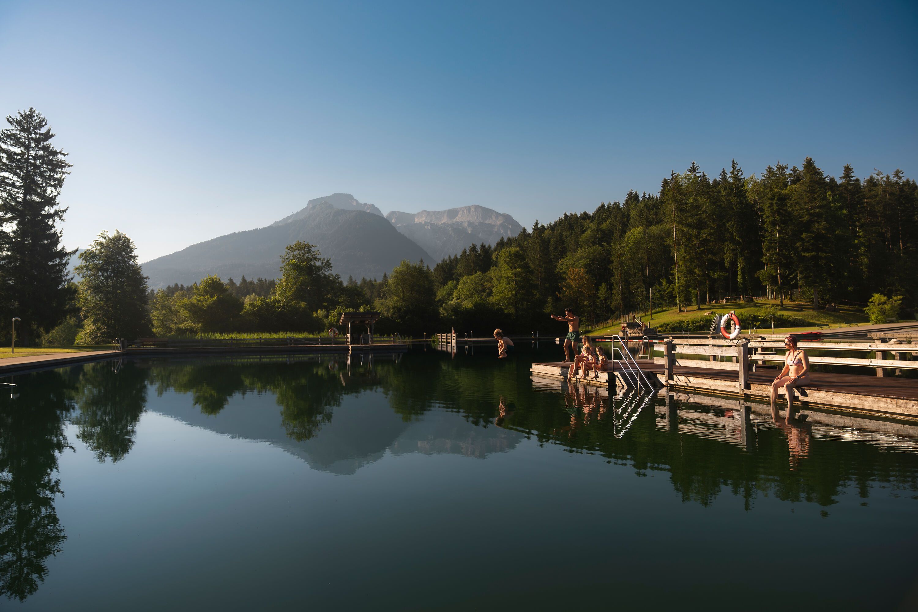 morgendlicher Blick über das Naturbad zum Hohen Göll